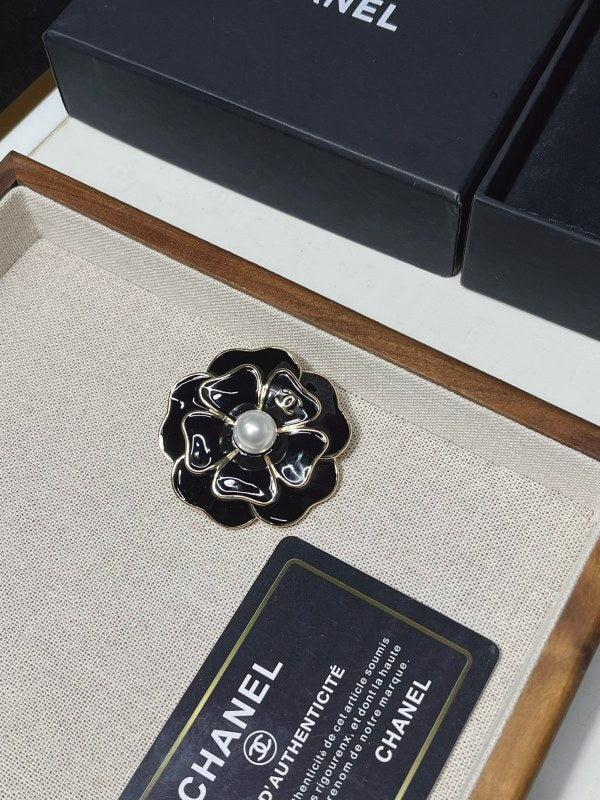D190   Heart brooch jewelry